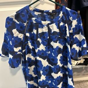 Banana Republic Blue Flower flutter sleeve blouse